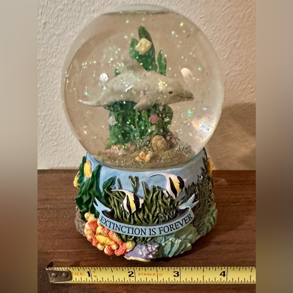 “Rare Find” 1990’s SeaWorld “Extinction Is Forever” Dolphin Musical Water Globe - Picture 5 of 6